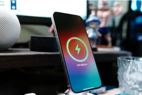 南开苹果15换屏服务分享用什么充电器给iPhone15充电更好 